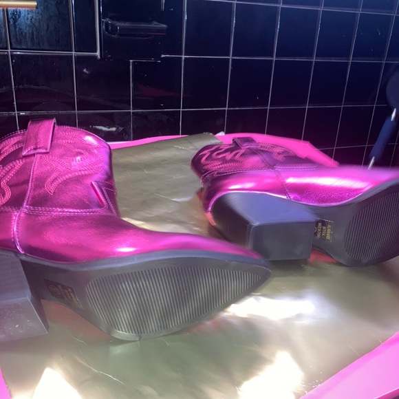 Two sizes available, Us size 8.5.Right toe scuffed pictured. - Picture 4 of 4